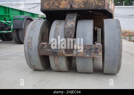 Dettaglio del rullo a vapore durante la costruzione di strade. Lavori di pavimentazione dell'asfalto Foto Stock