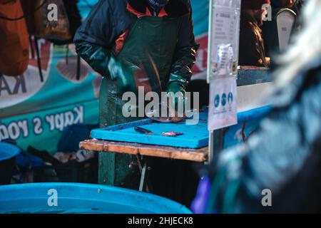 Uccidendo carpa per strada. Tradizionale pasto di Natale ceco a Praga, Repubblica Ceca. Foto Stock