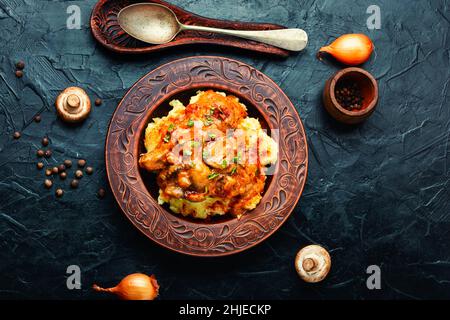 Carne di stroganoff di manzo appetitosa. Carne con funghi e purè di patate Foto Stock