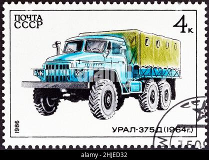 URSS - CIRCA 1986: Un francobollo stampato in URSS dal numero 'camion' mostra Ural-375D, circa 1986. Foto Stock