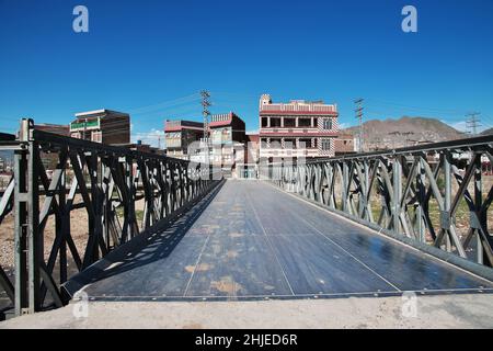 Un piccolo fiume a Mingora, Swat valle di Himalaya, Pakistan Foto Stock