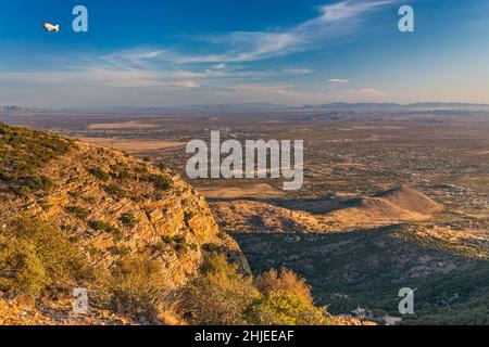 Aerostati osservazione mongolfiera sulla proliferazione urbana di Sierra Vista, vista da Carr Canyon Road, Huachuca Mountains, Coronado National Forest, Arizona, USA Foto Stock