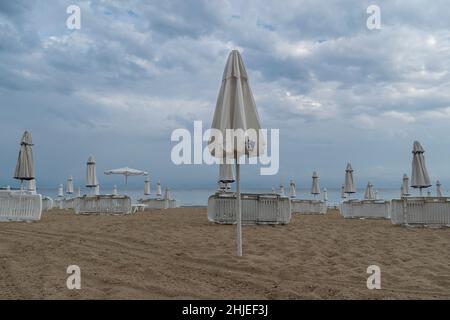 Paesaggi balneari bulgari, bella spiaggia vicino a Nesebar Foto Stock