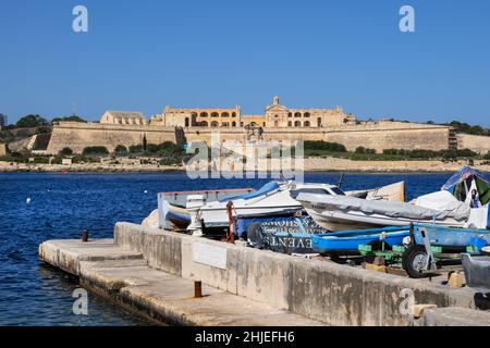 Forte Manoel (forti Manoel, Fortizza Manoel) sull'isola di Manoel a Gzira, Malta, barche e vista dal lungomare della Valletta. Foto Stock