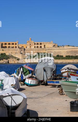Forte Manoel (forti Manoel, Fortizza Manoel) sull'isola di Manoel a Gzira, Malta, barche in bacino asciutto del litorale di la Valletta. Foto Stock