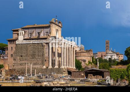 Il Foro Romano nella città di Roma, Italia. Tempio di Antonino e Faustina e Chiesa di San Lorenzo in Miranda sul primo piano. Foto Stock