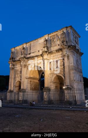 Arco di Costantino (Arco di Costantino) di notte a Roma, Italia. Antico arco trionfale del 315 d.C., dedicato all'imperatore Costantino il Grande. Foto Stock
