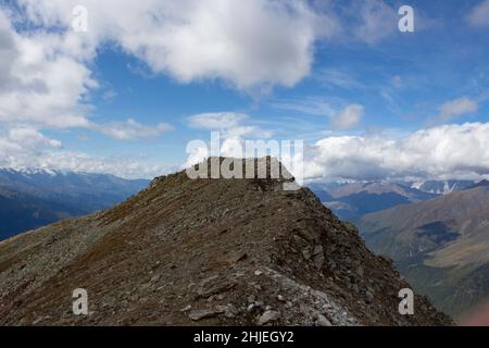 Pittoresco paesaggio di montagna con rocce e pietre antiche. Catena montuosa e rocce del Caucaso alla luce del sole ad un'altitudine molto elevata. Foto Stock