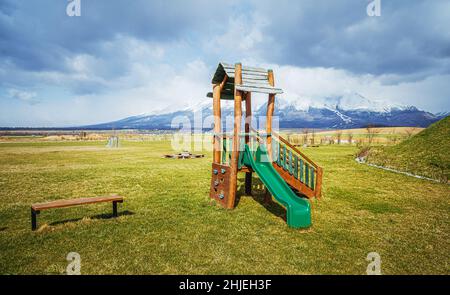 baby swing in natura, montagna in background. Foto Stock