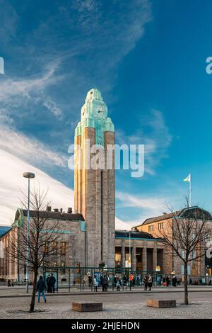 Helsinki, Finlandia. Vista della stazione ferroviaria centrale di Helsinki nel Sunny Winter Day. L'edificio della stazione è stato progettato da Eliel Saarinen Foto Stock