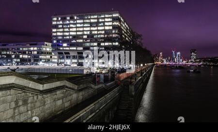 La vista dal Ponte di Westminster del St.Thomas' Hospital, il Muro commemorativo di Covid e il Tamigi a Londra di notte. Foto Stock
