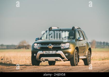 Auto Renault Duster o Dacia Duster SUV parcheggiato su Field Country Road Foto Stock