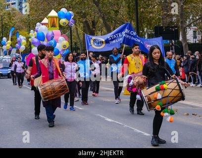 State Bank of India nel Lord Mayor’s Show 2021 con un galleggiante, palloncini e marciando uomini e donne che giocano a batteria e striscioni in mano. Embankment, Londra. Foto Stock