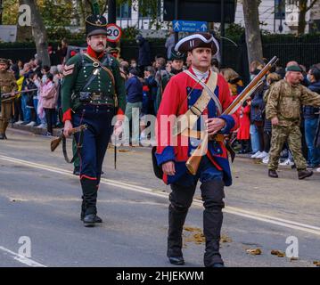 I reenattori vestiti in divise inglesi Redcoat & Battle of Waterloo marciano nello show del Signore Sindaco 2021, Victoria Embankment, Londra. Foto Stock