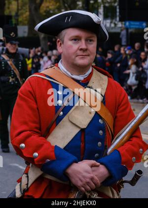 Primo piano del rienattore vestito di uniforme britannica Redcoat marciò nello spettacolo del Signore Sindaco 2021, Victoria Embankment, Londra. Foto Stock