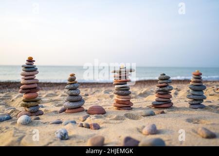 Torri di pietra sulla spiaggia di sabbia Foto Stock