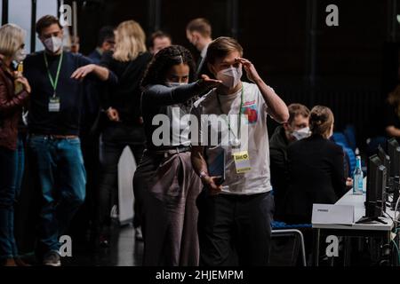 Berlino, Germania. 28th Jan 2022. Timon Dzienus alla conferenza del partito, che si è svolta a Berlino. Era la convenzione del partito del 47th. (Foto di Ralph Pache/PRESSCOV/Sipa USA) Credit: Sipa USA/Alamy Live News Foto Stock