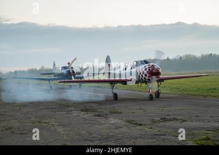 Aerei a motore singolo che cavalcano insieme su un campo aereo Foto Stock
