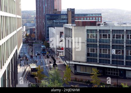 Il grande magazzino Debenhams, ora chiuso, si trova nel centro di Sheffield. Foto Stock