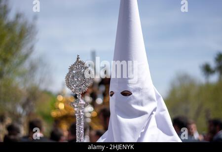 Un uomo agganciato conduce la processione nella settimana Santa di Pasqua Foto Stock