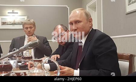 Foto del file del 25/05/2018 del presidente russo Vladimir Putin (destra), con il Vice Capo di Stato maggiore dell’Amministrazione Presidenziale della Russia â€” Segretario alla Stampa Presidenziale (sinistra) e il Direttore Generale TASS Sergei Mikhailov, ad una tavola rotonda per le agenzie di stampa internazionali al Forum economico Internazionale di San Pietroburgo in Russia. Putin è stato esortato a "intensificare” l'accumulazione militare al confine con l'Ucraina mentre la comunità internazionale intensificava le minacce di ritorsione in caso di invasione. Data di emissione: Sabato 29 gennaio 2022. Foto Stock