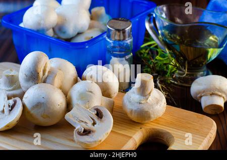 Funghi freschi champignons sul tavolo da cucina Foto Stock