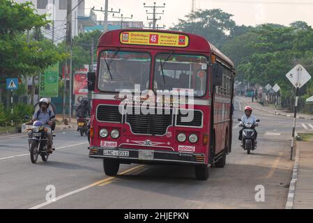 TRINCOMALEE, SRI LANKA - 11 FEBBRAIO 2020: Intercity bus No. 45 'Kandy-Trincomalee' viaggia lungo la strada della città la mattina presto Foto Stock