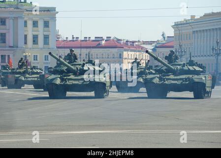 ST. PETERSBURG, RUSSIA - 24 29 GIUGNO 2020: Carri armati russi di T-72B3 sulla Piazza del Palazzo. Frammento della parata militare Foto Stock
