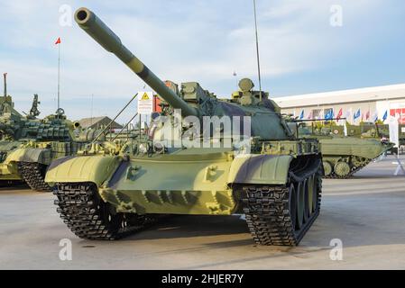 REGIONE DI MOSCA, RUSSIA - 25 AGOSTO 2020: Carro armato sovietico T-55MV close-up. Il primo serbatoio prodotto in serie al mondo in grado di condurre operazioni di combattimento Foto Stock