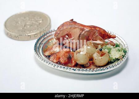 MINI ANATRA ARROSTO GEORGIANA CON SALSA, ONION GLASSATO E CAVOLO GAIL TUCKER CREA MINI CREAZIONI GOURMET DI CIBO IN TUTTE LE ETÀ. I PIATTI, NONOSTANTE SIANO MOLTO DETTAGLIATI E PRECISI, SONO DELLE STESSE DIMENSIONI DI UNA MONETA DA STERLINA. BAGNO. IMMAGINE: DEVE ESSERE IL SOTTOTITOLI WORLDWIDEFEATURES.COM Foto Stock