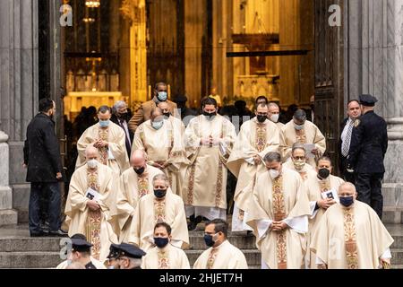 New York, Stati Uniti. 28th Jan 2022. Il clero esce dalla Cattedrale di San Patrizio per i funerali di Jason Rivera. Il 22-year-old Rivera è stato ucciso quando lui ed il collega ufficiale di NYPD, Wilbert Mora, ha risposto ad un incidente domestico ad Harlem il 21 gennaio. Rivera è stato postumamente promosso Venerdì da ufficiale a detective di primo grado. (Foto di Lev Radin/Pacific Press) Credit: Pacific Press Media Production Corp./Alamy Live News Foto Stock