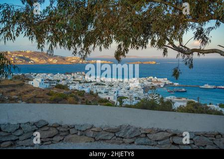 Vista elevata dei mulini di farina e della città all'alba, Mykonos Town, Mykonos, Isole Cicladi, Isole Greche, Mar Egeo, Grecia, Europa Foto Stock