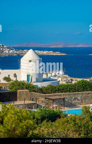 Vista elevata dei mulini di farina e della città, Mykonos Town, Mykonos, Isole Cicladi, Isole Greche, Mar Egeo, Grecia, Europa Foto Stock