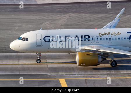 Dubai, Emirati Arabi Uniti - 27 maggio 2021: Aereo Gulf Air Airbus A320neo all'aeroporto internazionale di Dubai (DXB) negli Emirati Arabi Uniti. Foto Stock