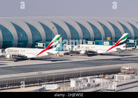 Dubai, Emirati Arabi Uniti - 27 maggio 2021: Aerei Emirates Airbus A380 all'Aeroporto Internazionale di Dubai (DXB) negli Emirati Arabi Uniti. Foto Stock