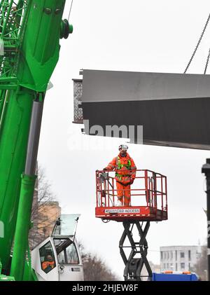 Brighton UK 29th gennaio 2022 - la costruzione del nuovo ponte pedonale dell'Università di Brighton da Beaver Bridges che si svolge questo fine settimana causando la principale Lewes Road nel centro della città di essere chiusa . Il nuovo ponte pedonale collega il campus di Moulsecoomb con lo sviluppo del Parco Preston dall'altro lato della strada e fa parte del progetto Big Build dell'Università di Brighton: Credit Simon Dack / Alamy Live News Foto Stock