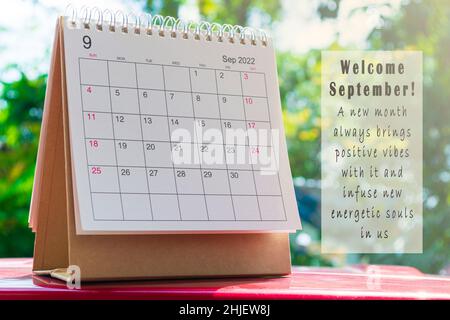 Calendario bianco di settembre 2022 con citazione motivazionale e ispiratrice Foto Stock