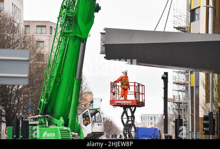 Brighton UK 29th gennaio 2022 - la costruzione del nuovo ponte pedonale dell'Università di Brighton da Beaver Bridges che si svolge questo fine settimana causando la principale Lewes Road nel centro della città di essere chiusa . Il nuovo ponte pedonale collega il campus di Moulsecoomb con lo sviluppo del Parco Preston dall'altro lato della strada e fa parte del progetto Big Build dell'Università di Brighton: Credit Simon Dack / Alamy Live News Foto Stock