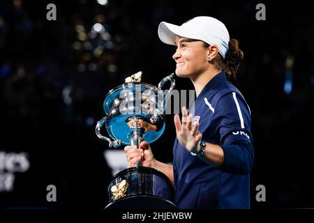 Melbourne, Australia. 29th Jan 2022. Tennis: Grand Slam - Australian Open, single, donne, finale: Barty (Australia) - Collins (USA). Ashleigh Barty detiene il trofeo del vincitore. Credit: Frank Molter/dpa/Alamy Live News Foto Stock