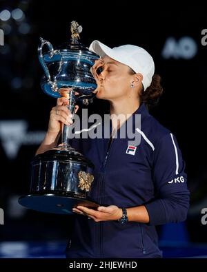 Melbourne, Australia. 29th. Gennaio 2022. Il tennista australiano Ash Bart con trofeo al torneo Australian Open di Melbourne Park sabato 29 gennaio 2022. © Juergen Hasenkopf / Alamy Live News Foto Stock