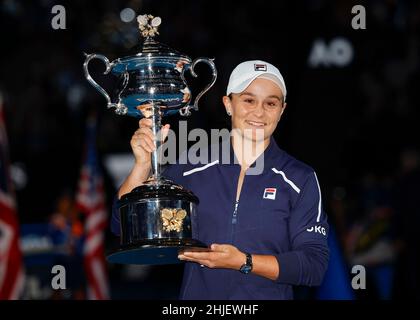 Melbourne, Australia. 29th. Gennaio 2022. Il tennista australiano Ash Bart con trofeo al torneo Australian Open di Melbourne Park sabato 29 gennaio 2022. © Juergen Hasenkopf / Alamy Live News Foto Stock