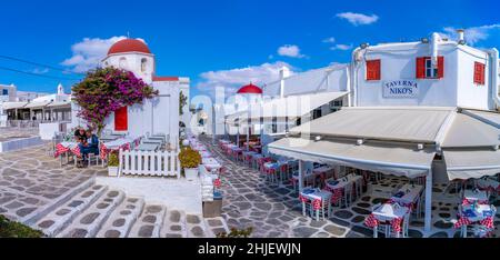 Vista della cappella a cupola rossa e ristorante nella città di Mykonos, Mykonos, Isole Cicladi, Isole Greche, Mar Egeo, Grecia, Europa Foto Stock