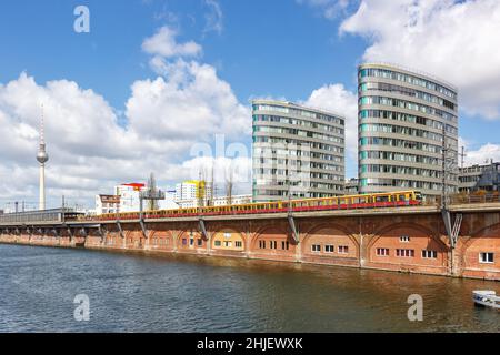 Berlino, Germania - 23 aprile 2021: Treno regionale S-Bahn della Deutsche Bahn DB vicino al ponte Jannowitz a Berlino, Germania. Foto Stock