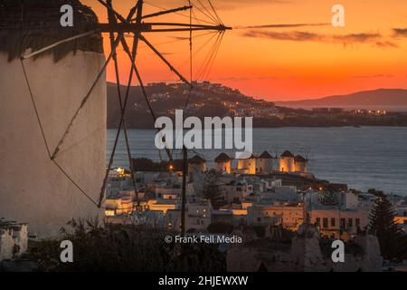 Vista dei mulini a vento e Mykonos Town dall'alto al tramonto, Mykonos, Isole Greche, Grecia, Europa Foto Stock