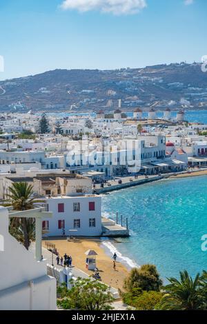 Vista elevata dei mulini di farina e della città, Mykonos Town, Mykonos, Isole Cicladi, Isole Greche, Mar Egeo, Grecia, Europa Foto Stock