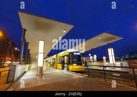 Berlino, Germania - 22 aprile 2021: Tram Bombardier Flexity trasporto pubblico ferroviario leggero Hauptbahnhof stazione centrale a Berlino, Germania. Foto Stock