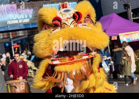 High Street, Southend on Sea, Essex, Regno Unito. 29th Jan 2022. Nell’High Street di Southend si sta celebrando il Capodanno cinese, che quest’anno prossimo è l’anno della tigre. Gli animatori di strada stanno intrattenendo gli acquirenti in costumi tradizionali. Costume da ballo Lion Foto Stock
