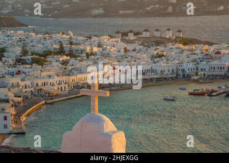 Vista dei mulini a vento e Mykonos Town dall'alto al tramonto, Mykonos, Isole Greche, Grecia, Europa Foto Stock