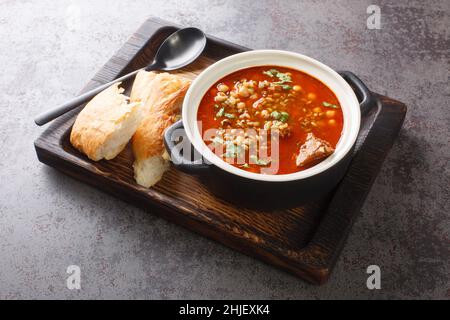 Chorba frik algerino zuppa tradizionale primo piano in un piatto sul tavolo. Orizzontale Foto Stock