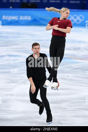 (220129) -- PECHINO, 29 gennaio 2022 (Xinhua) -- le coppie Alexa Knierim (R) e Brandon Frazier degli Stati Uniti partecipano ad una sessione di addestramento al Capital Indoor Stadium di Pechino, Cina, 29 gennaio 2022. (Xinhua/ma Ning) Foto Stock